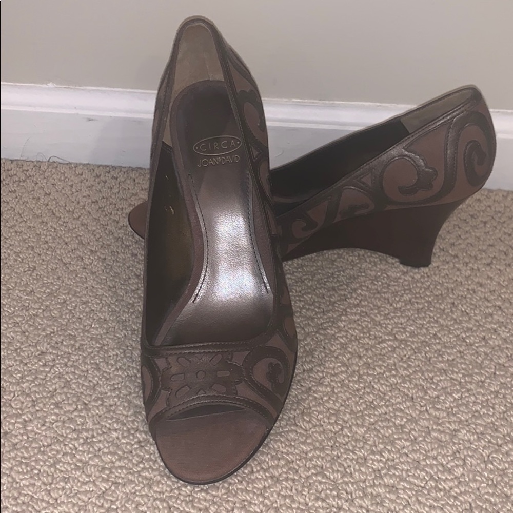 Beautiful Fabric w/Leather Trim Peep Toe 3” Heels